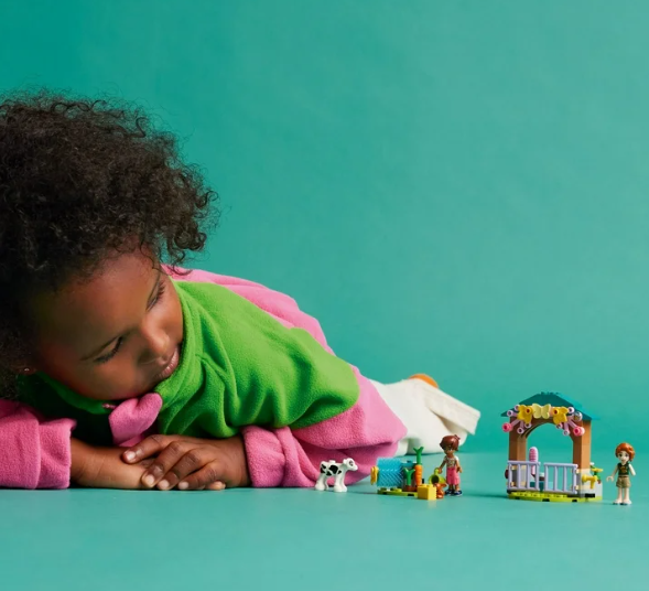 LEGO Friends Set de Juguetes de Animales de Granja Cobertizo para Vacas Bebés de Otoño con 2 Minimuñecas (42607)