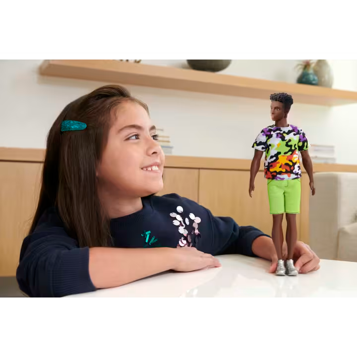 Ken® Fashionistas™ – Camisa Camuflaje y Shorts Verde Neón