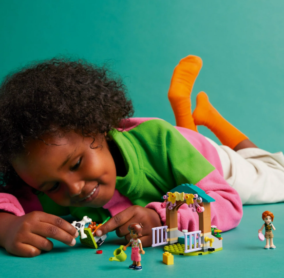 LEGO Friends Set de Juguetes de Animales de Granja Cobertizo para Vacas Bebés de Otoño con 2 Minimuñecas (42607)