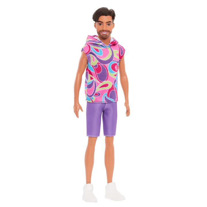 Ken® Fashionistas™ – Camisa Colorida y Short Morado