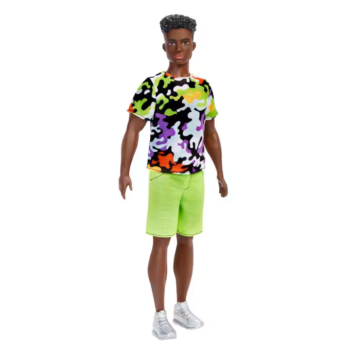 Ken® Fashionistas™ – Camisa Camuflaje y Shorts Verde Neón
