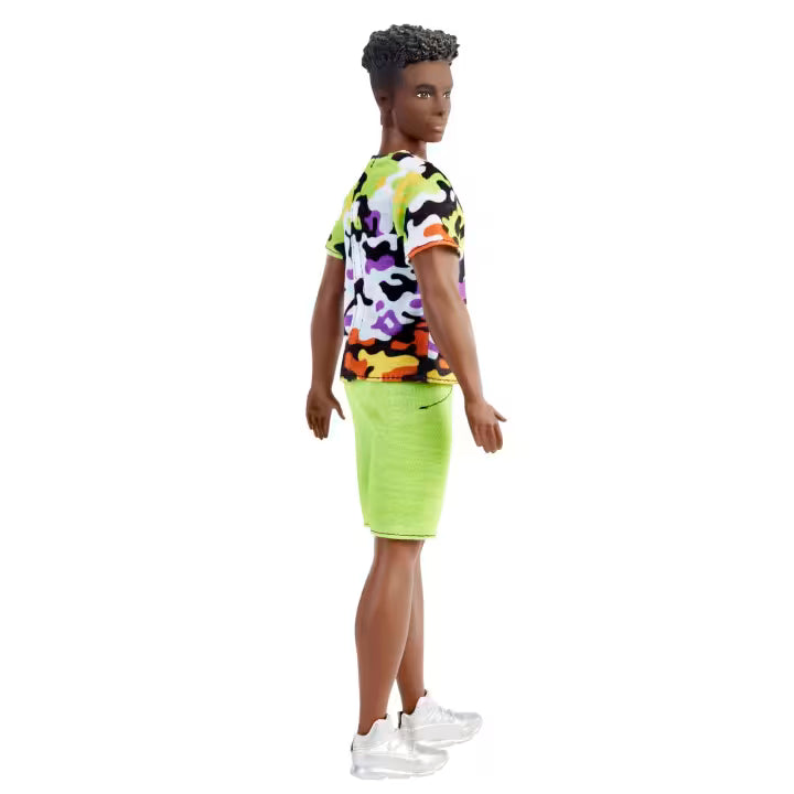 Ken® Fashionistas™ – Camisa Camuflaje y Shorts Verde Neón