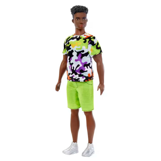Ken® Fashionistas™ – Camisa Camuflaje y Shorts Verde Neón